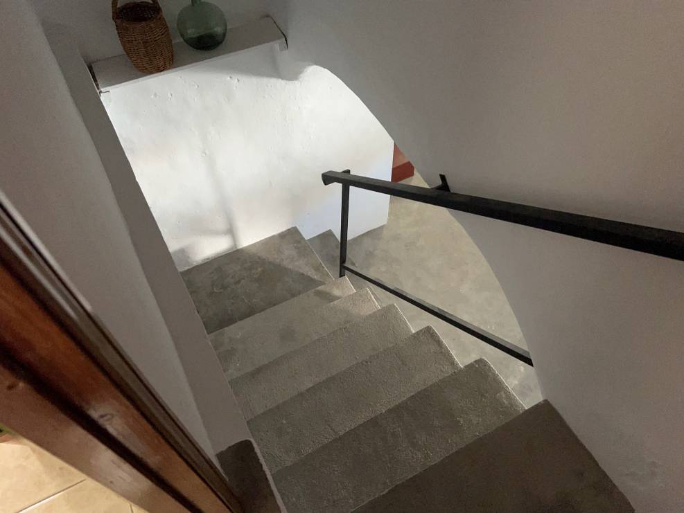 Escalera de bajada a antigua bodega en Casa Rural Fuente Vieja (Malpartida de Plasencia)